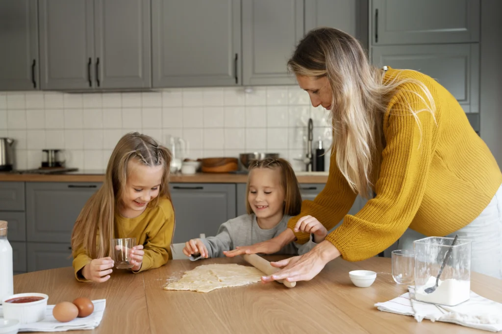 À propos 2 une maman qui prepare une tarte avec sa petite fille