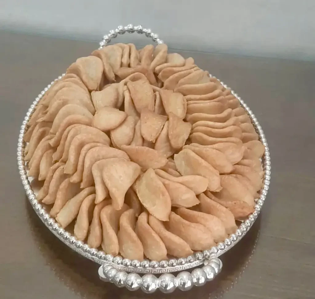 Cornes de gazelles au Airfryer 6 cornes de gazelles prêtes à servir au airfryer sur assiette moderne